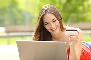 Women holding SUN credit card